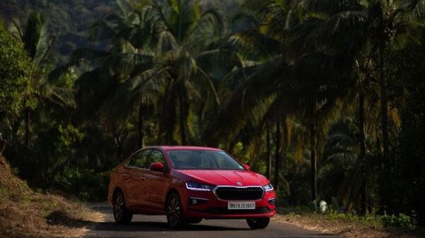 ఈ రేంజ్‌లో ఉన్న ఇతర కంపెనీల కార్లతో పోలిస్తే Skoda Slavia కాస్త ఎక్కువ వెడల్పు, ఎత్తుతో వస్తోంది. మిడ్‌సైజ్‌ సెడాన్ కార్లలో ఈ స్లావియా గ్రౌండ్‌ క్లియరెన్స్‌ బాగుంది.