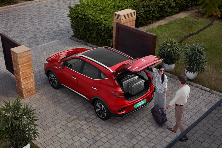 ఈ కొత్త ZS EVలో మరింత ఎక్కువ సామర్థ్యం ఉన్న 50.3 kwh బ్యాటరీని ఏర్పాటు చేశారు. ఒకసారి ఫుల్‌ఛార్జ్‌ చేస్తే ఈ కారు 461 కిలోమీటర్లు ప్రయాణిస్తుందని మేకర్స్‌ చెబుతున్నారు. ఇక ఈ ఎలక్ట్రిక్‌ వెహికిల్‌ కేవలం 8.5 సెకన్లలోనే గంటకు 100 కి.మీ. వేగాన్ని అందుకోగలదు.