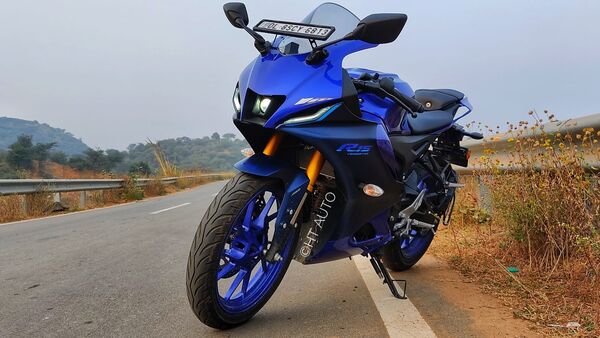 Yamaha r15 old model on best sale road price