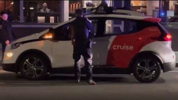 Police officer peeping into driverless Chevrolet Bolt EV (b.rad916/Instagram)