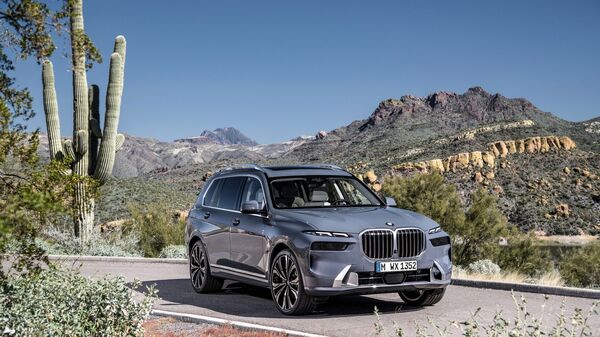 2023 Bmw X7 Tanzanite Blue In Pics 2023 Bmw X7 Is The First Fossil Fuel Car To Get Idrive8 Technology