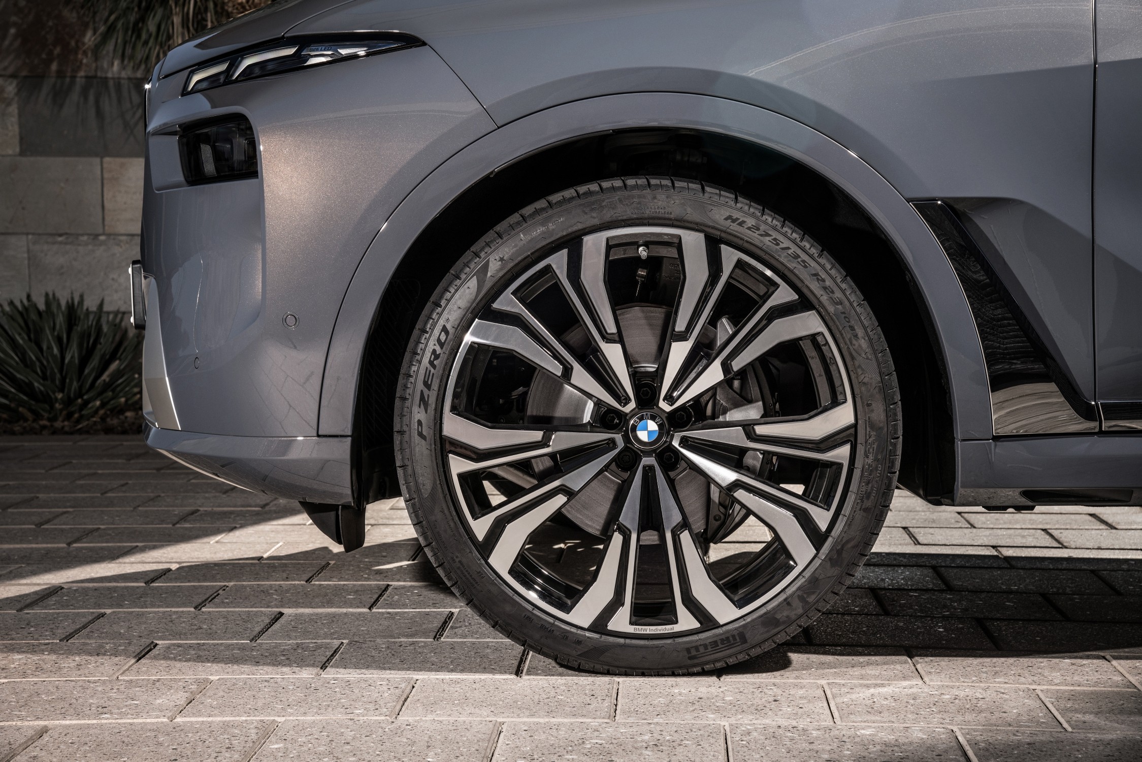 2023 Bmw X7 23 Inch Wheels In Pics 2023 Bmw X7 Is The First Fossil Fuel Car To Get Idrive8 Technology