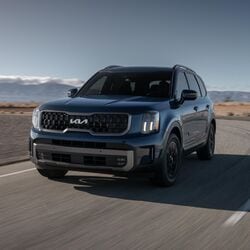 Kia has driven in the latest 2022 Kia Telluride three-row SUV in the US with a long list of very significant updates. With this, the carmaker is looking to build on the strengths and popularity of the large SUV.