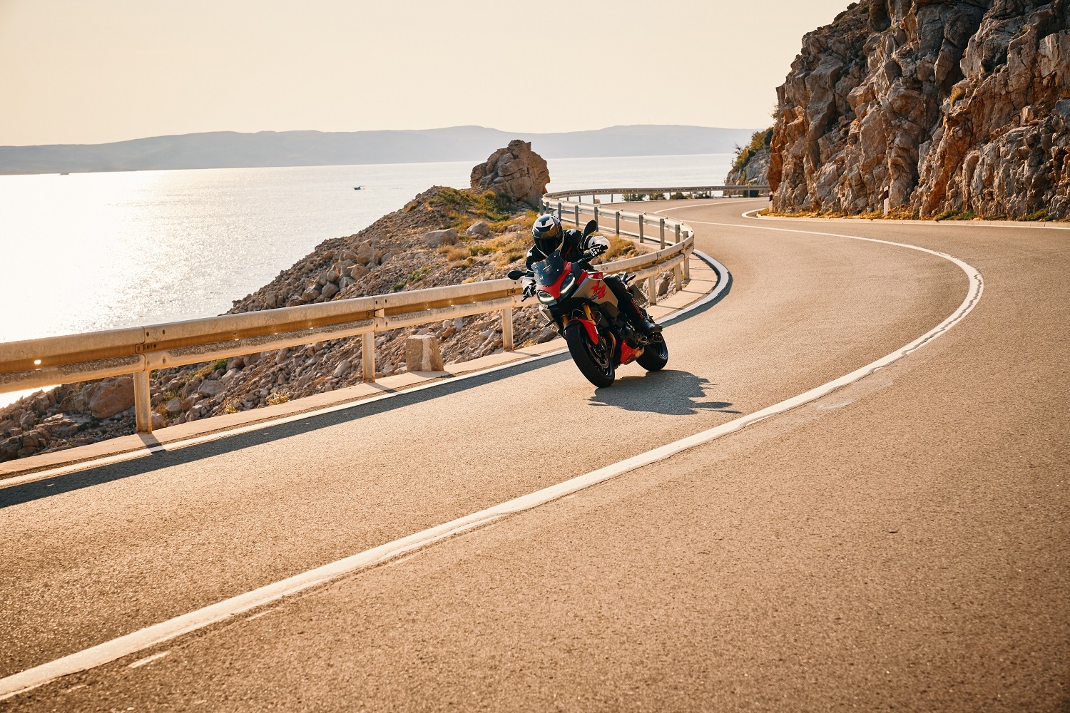 At the heart of the BMW F 900 XR sits a 895 cc water-cooled 4-stroke in-line 2-cylinder engine. This powertrain comes with four valves per cylinder, two overhead camshafts and dry-sump lubrication setup. At the heart of the BMW F 900 XR sits a 895 cc water-cooled 4-stroke in-line 2-cylinder engine. This powertrain comes with four valves per cylinder, two overhead camshafts and dry-sump lubrication setup.