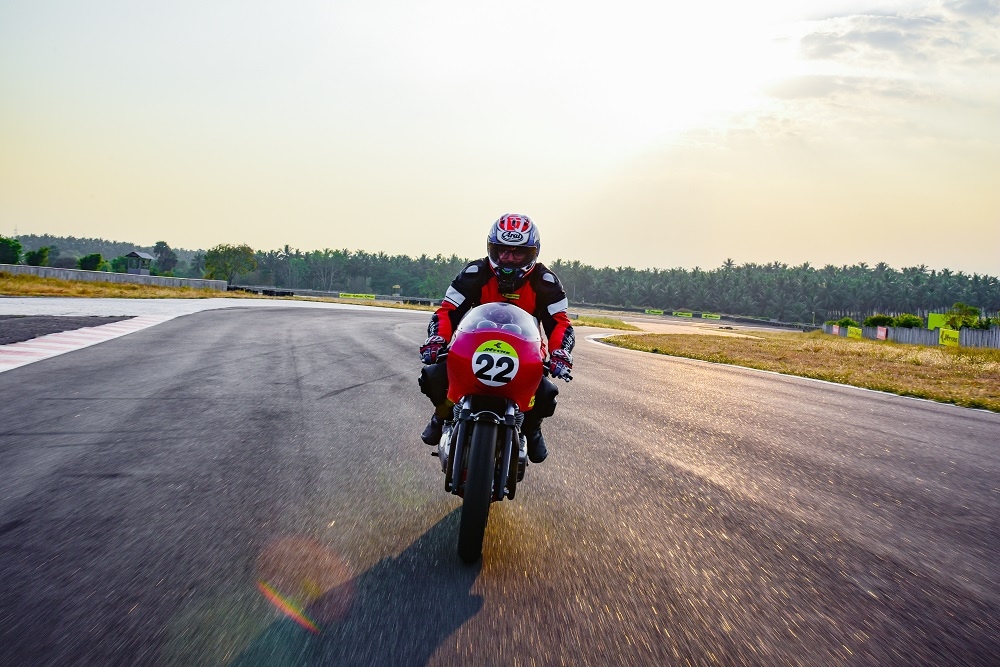 Quick revving twin rockets the bike to triple digit speeds in no time, and stickier rubber (although just 130 mm rear) lends it much needed grip around the corners.