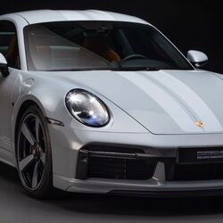 The new Porsche 911 Sport Classic comes with a perfect blend between digital elements and analogue era themes.