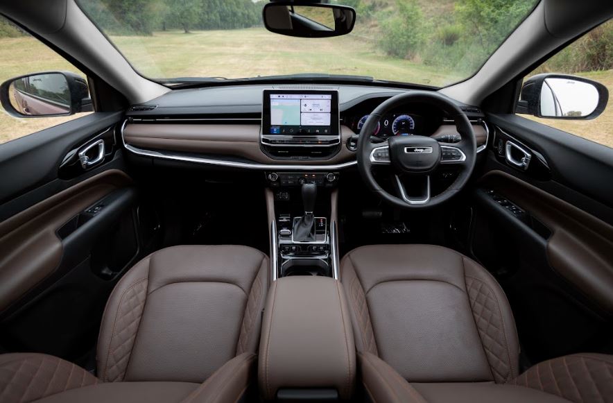 The dashboard layout and the seats inside the Jeep Meridian are both aesthetic and comfortable.
