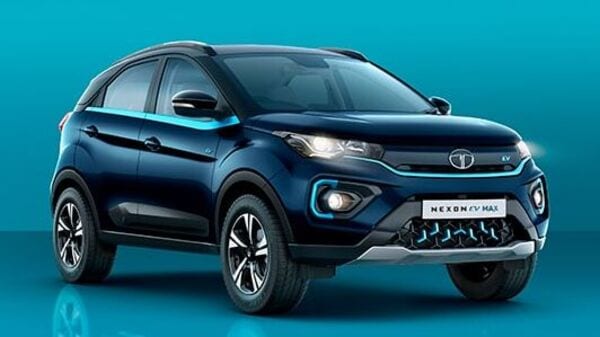 Nexon EV Max ఒక్కసారి ఛార్జ్ చేస్తే అనువైన డ్రైవింగ్ పరిస్థితులలో 437 కిమీల పరిధిని అందిస్తుంది. ఈ విషయంలో ఈ వాహనం ARAI- ధృవీకరణ పొందింది. అయితే సరాసరిగా అయితే 300 కిలోమీటర్లు ప్రయాణించగలదని భావిస్తున్నారు.