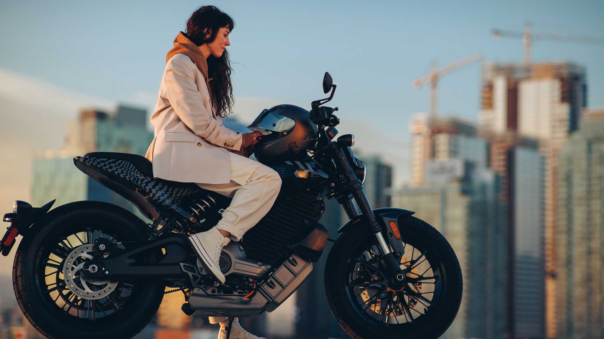 Harley-Davidson LiveWire Del Mar is capable of reaching 0-96 kmph in 3.5 seconds with 160 kmph of top speed. Harley-Davidson LiveWire Del Mar is capable of reaching 0-96 kmph in 3.5 seconds with 160 kmph of top speed.