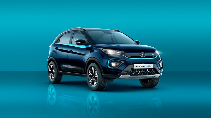 Nexon EV Max ఒక్కసారి ఛార్జ్ చేస్తే అనువైన డ్రైవింగ్ పరిస్థితులలో 437 కిమీల పరిధిని అందిస్తుంది. ఈ విషయంలో ఈ వాహనం ARAI- ధృవీకరణ పొందింది. అయితే సరాసరిగా అయితే 300 కిలోమీటర్లు ప్రయాణించగలదని భావిస్తున్నారు.