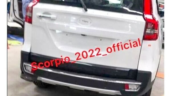 The rear section of the SUV can be seen with a redesigned side-hinged tailgate. The rear section of the SUV can be seen with a redesigned side-hinged tailgate.