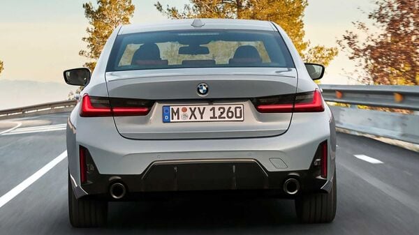 The new BMW 3-Series received slim L-shaped LED taillights.