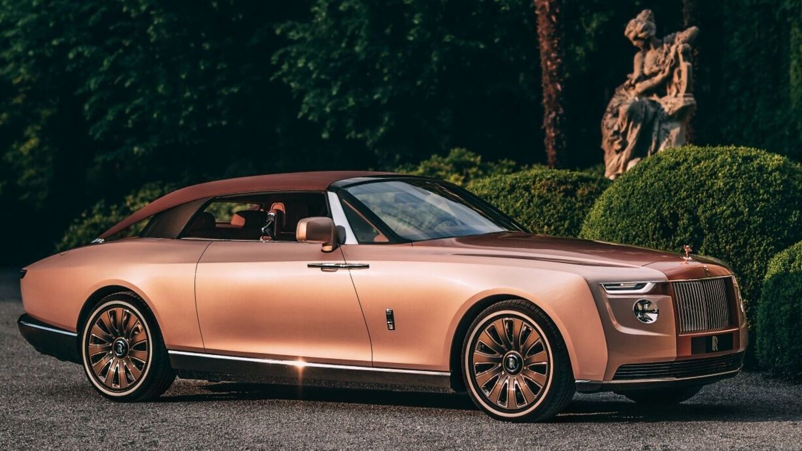 RollsRoyces Bespoke Division Shows OneOff Phantom in Rose Gold   autoevolution