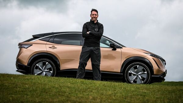 El aventurero británico Chris Ramsey conducirá un SUV crossover Nissan Ariya totalmente eléctrico en un viaje de 27.000 kilómetros a través de varias regiones y continentes del mundo.