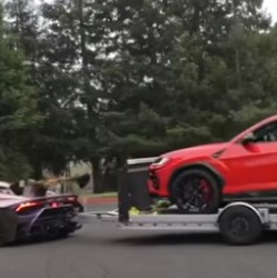 The Lamborghini Huracan towing a Lamborghini Urus. (Image: Youtube/Alex Choi)