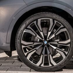 A car tyre can be changed following some easy steps.