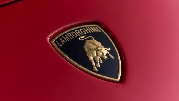 Lamborghini introduce il marchio distintivo Revuelto in Europa