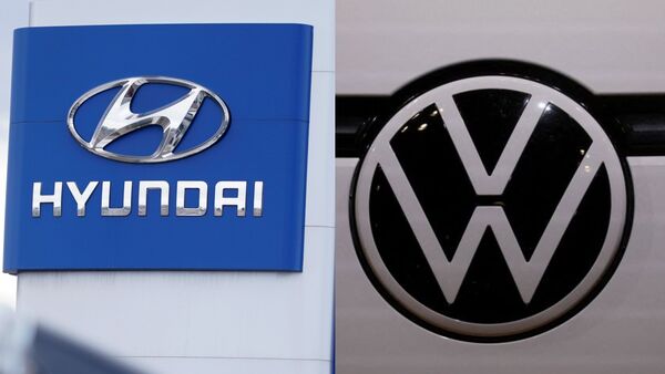 Filfoto af Hyundai (venstre) og Volkswagen (højre) logoer.
