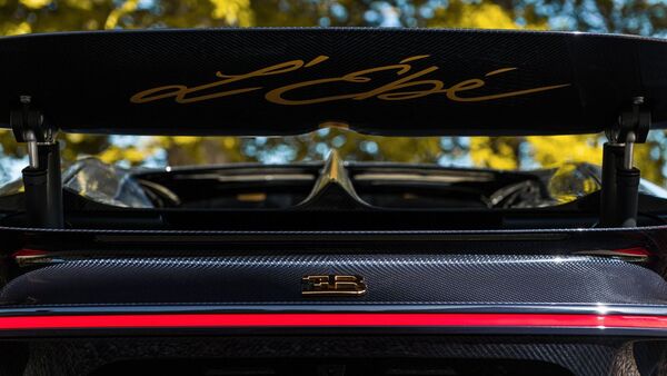 The underside of the rear wing of the Bugatti Chiron L'Ébé is also adorned with gold lettering. The underside of the rear wing of the Bugatti Chiron L'Ébé is also adorned with gold lettering.