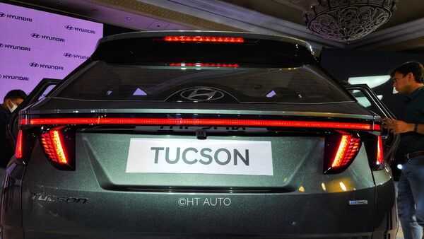 The rear side of the Hyundai Tucson features a new LED tail lights which have been connected with an LED strip that runs through the middle. 