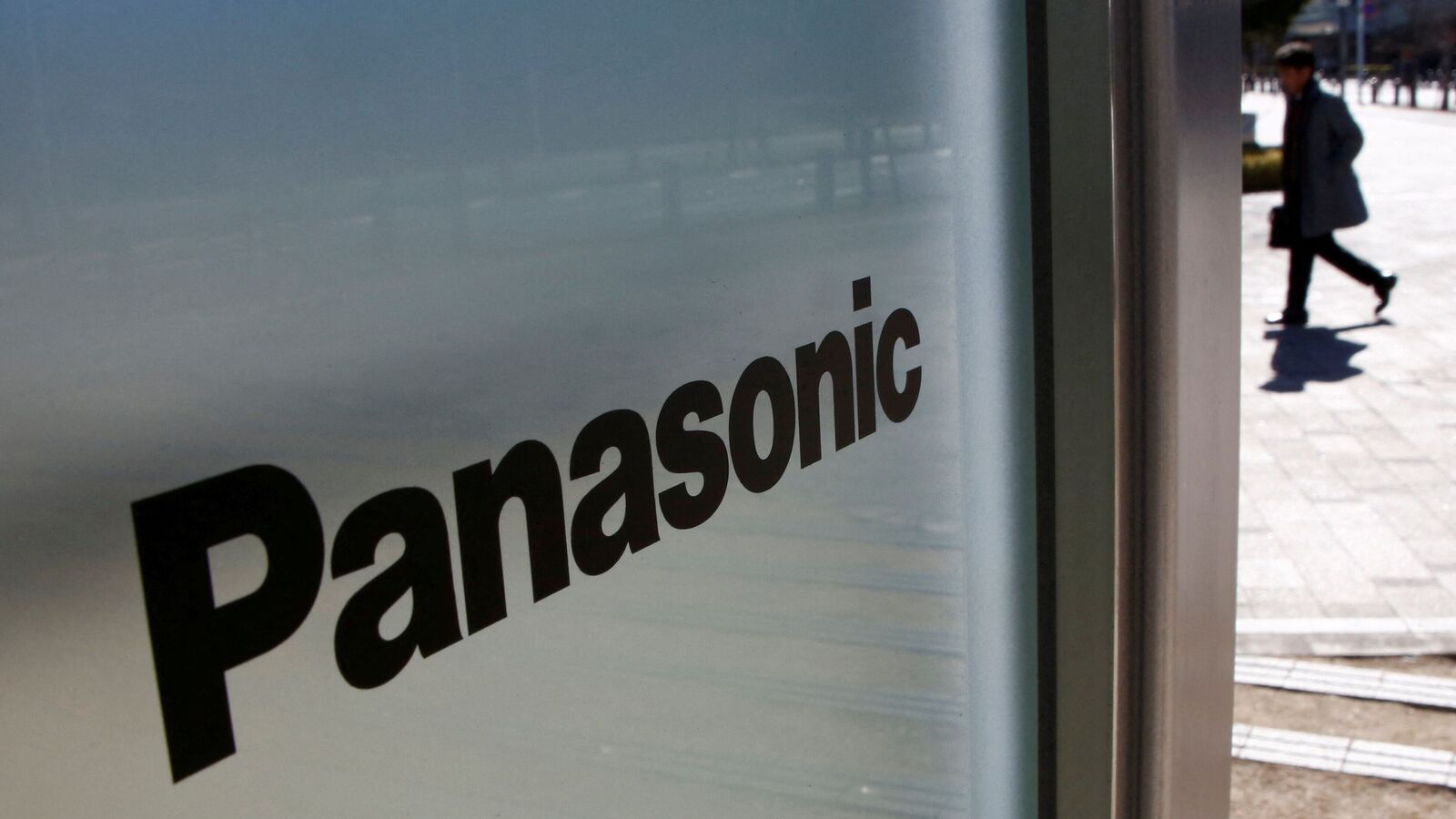 Tech giant Panasonic to build new EV battery facility for Tesla | HT Auto