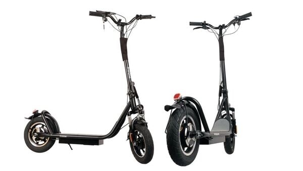 The Moon e-scooter comes with a 8Ah, Lithium-ion battery that can be charged in 4 hours and is good enough to deliver a full cycle range of 20 km.