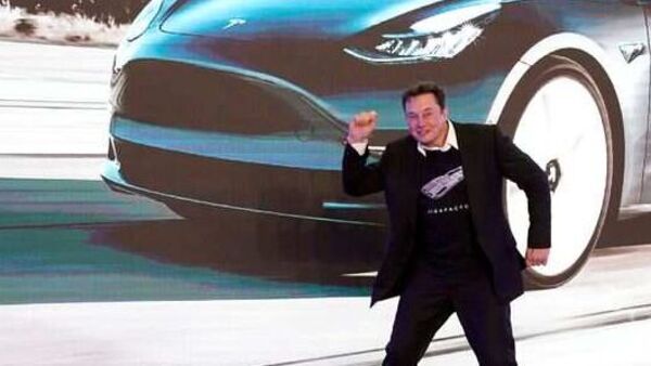Photo d'archives - Le PDG de Tesla, Elon Musk, danse sur scène lors d'un événement de livraison de voitures Tesla Model 3 fabriquées en Chine à Shanghai.  (Reuters)