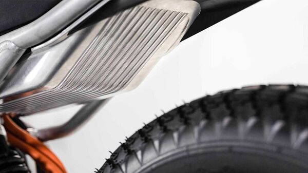 Switch eScrambler is built on an all-aluminium alloy frame that is sturdy and lightweight at the same time besides offering a minimalist approach to the motorcycle. Switch eScrambler is built on an all-aluminium alloy frame that is sturdy and lightweight at the same time besides offering a minimalist approach to the motorcycle.