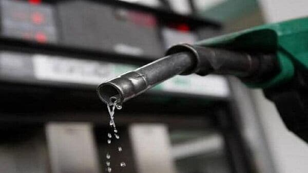 A petrol pump in Rajasthan is offering discount on petrol, diesel against empty plastic bottles. (File photo) (HT_PRINT)