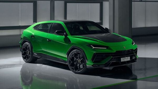 The new Lamborghini Urus Performante is lightweight and offers an aerodynamic design for sportier driving dynamics. The new SUV's weight has been reduced by 47 kg. Lamborghini informs that new steel springs lower the Performante’s chassis by 20 mm. The wheel track of the super SUV is broader by 16 millimetres.