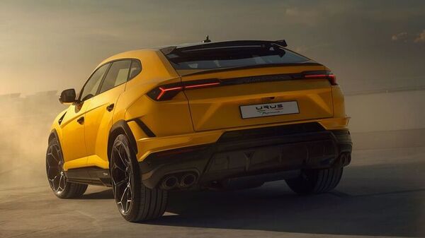 El diseño del alerón trasero del Lamborghini Urus Performante viene con aletas de fibra de carbono y está inspirado en el Aventador SVJ.  También contribuye a un aumento en la carga aerodinámica del SUV en un 38 por ciento.  El parachoques trasero inferior y el difusor también están hechos de fibra de carbono y vienen con un escape deportivo ligero de titanio Akrapovic de serie.