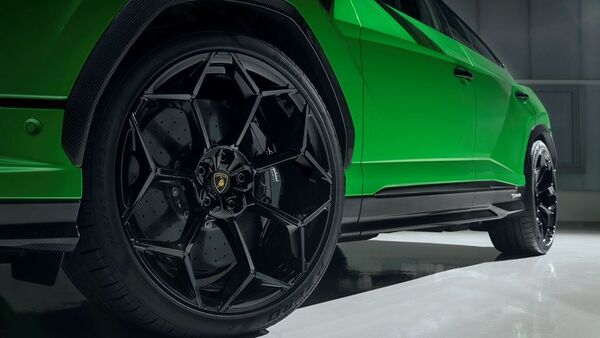 El Lamborghini Urus Performante tiene pasos de rueda más anchos en fibra de carbono.  Se puede optar por llantas ligeras de 22 o 23 pulgadas con remaches de titanio desarrollados específicamente para los neumáticos Pirelli.