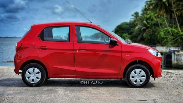 The Alto continues to stand on 13-inch wheels and honeycomb pattern now also finds a place on the wheel cap.