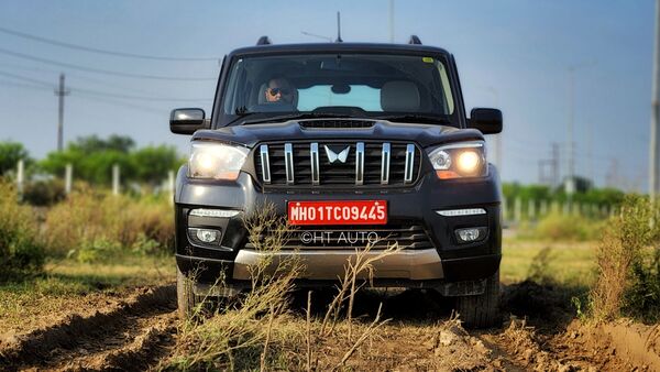 Under the hood, the Mahindra Scorpio Classic sports a 2.2-litre mHawk diesel motor paired with the six-speed MT that sports a new cable shift technology. It comes with an RWD setup. The powertrain of the SUV creates a power output of 130 bhp of power and a peak torque of 300 Nm. Under the hood, the Mahindra Scorpio Classic sports a 2.2-litre mHawk diesel motor paired with the six-speed MT that sports a new cable shift technology. It comes with an RWD setup. The powertrain of the SUV creates a power output of 130 bhp of power and a peak torque of 300 Nm.
