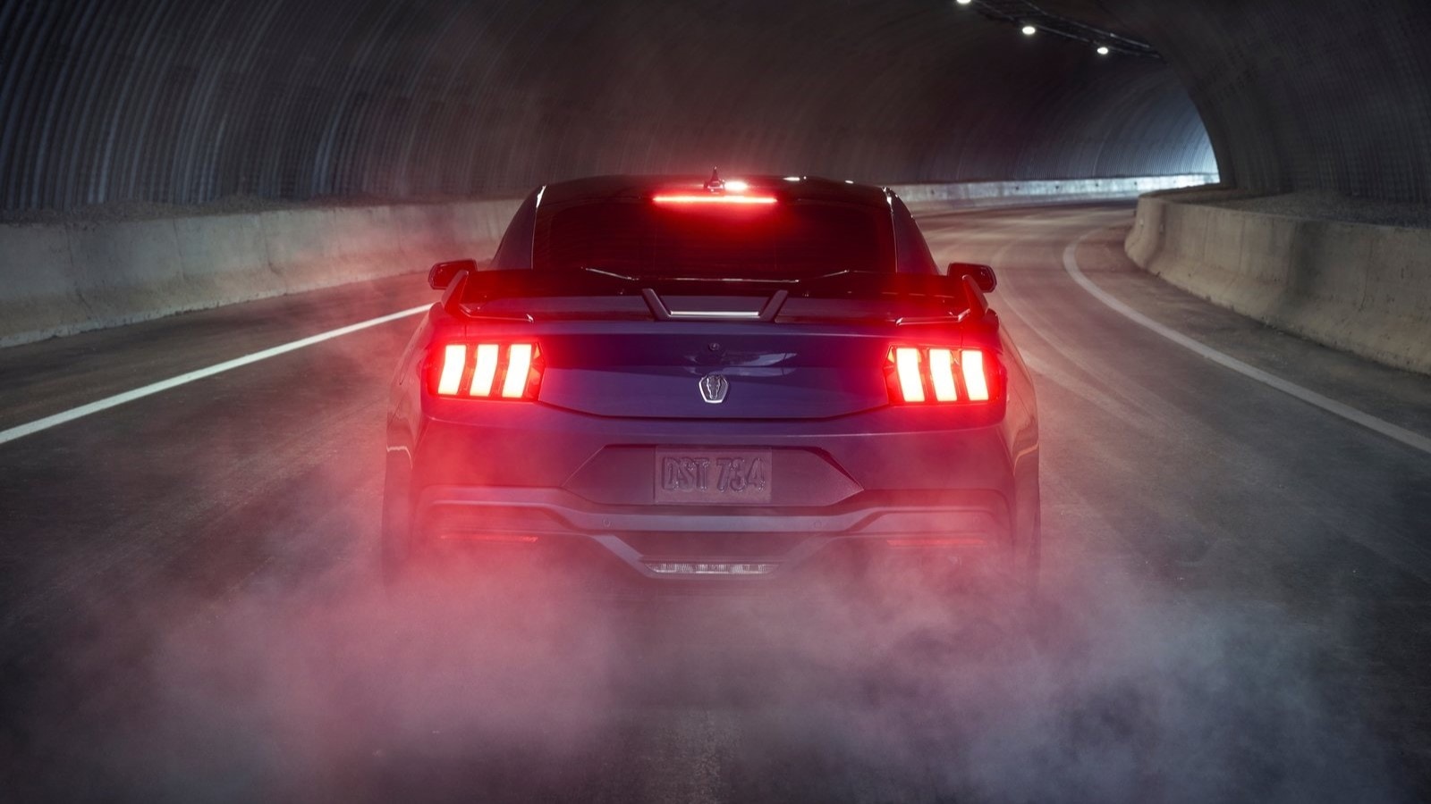 2023 Ford Mustang Dark Horse కారులో కూలింగ్ బ్రేక్‌లు, ఇంజిన్ ఆయిల్ కూలర్, రియర్ యాక్సిల్ కూలర్, మరింత శక్తివంతమైన కూలింగ్ ఫ్యాన్‌లు, తేలికపాటి రేడియేటర్ కోసం NACA డక్ట్‌లు ఇచ్చారు.