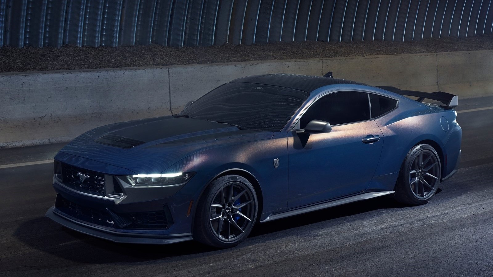 2023 Ford Mustang Dark Horse కారులో 5.0-లీటర్ కొయెట్ V8 ఇంజన్ ఉంటుంది. దీనిని ప్రత్యేకంగా సవరించిన పిస్టన్ కనెక్టింగ్ రాడ్‌లతో అటాచ్ చేశారు.
