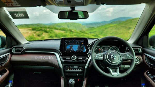 A look at the Black and Bordeaux colour theme inside the manual variant of the Grand Vitara.