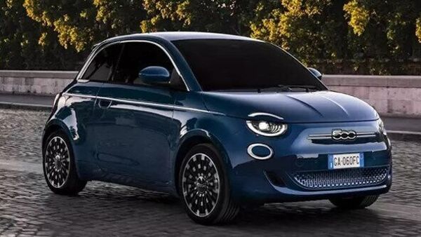 Fiat 500e claims to last around 320 kms before needing to be plugged in for a charge. Fiat 500e claims to last around 320 kms before needing to be plugged in for a charge.