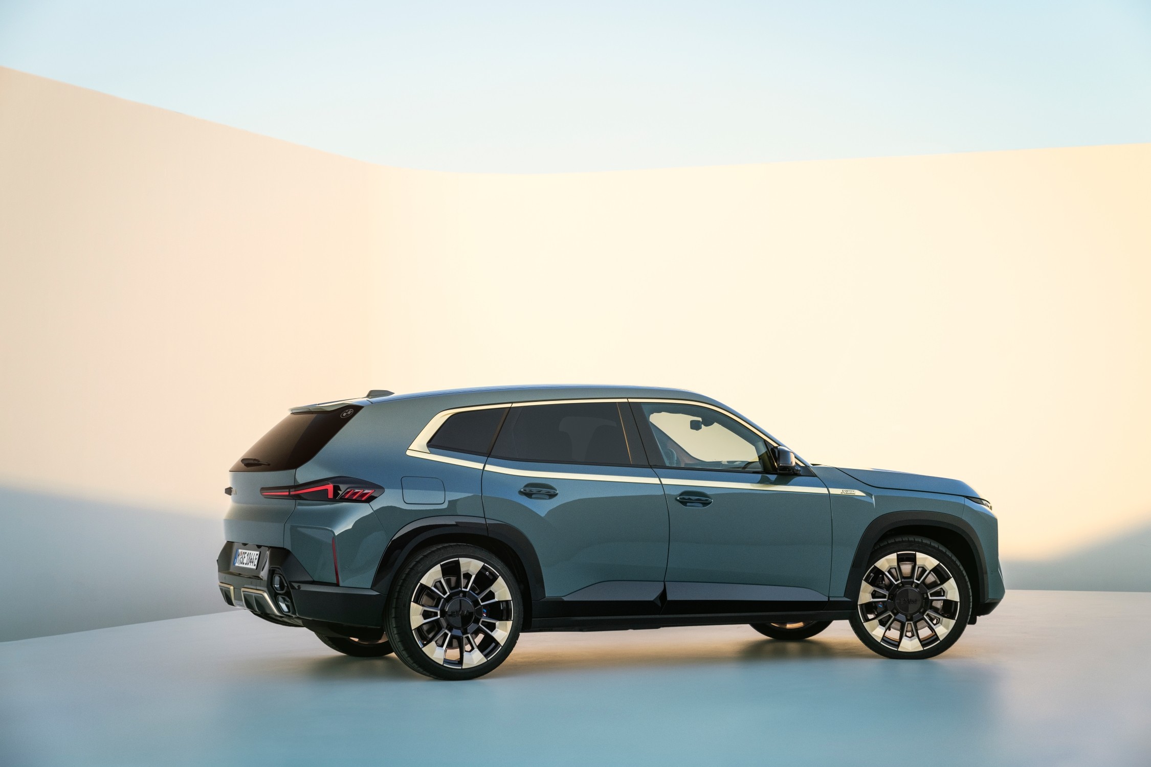 ఈ కారులోని ప్రతి అంగుళం దృఢత్వాన్ని, విలాసాన్ని ప్రతిబింబిస్తుంది. ఈ కారులోని ప్రతి అంగుళం దృఢత్వాన్ని, విలాసాన్ని ప్రతిబింబిస్తుంది.