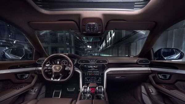 The interior of the Lamborghini Urus S: &nbsp;ಲಂಬೋರ್ಗಿನಿ ಉರಸ್ S ನ ಒಳಭಾಗವು ಸಂಪೂರ್ಣ ಪರಿಷ್ಕೃತ ಬಣ್ಣ ಮತ್ತು ಟ್ರಿಮ್ ಕೊಡುಗೆಯನ್ನು ನೀಡುತ್ತದೆ. Urus S ನಲ್ಲಿನ ಸಂಪರ್ಕವು ಸಂಪರ್ಕಿತ ನ್ಯಾವಿಗೇಶನ್, ಭದ್ರತಾ ವೈಶಿಷ್ಟ್ಯಗಳು ಮತ್ತು ಹಲವಾರು ಇನ್-ಕಾರ್ ನಿಯಂತ್ರಣ ಸೇವೆಗಳನ್ನು ಒಳಗೊಂಡಿದೆ. ವರ್ಚುವಲ್ ಕಾರ್ ಕೀ ಕಾರ್ಯವನ್ನು ಒಳಗೊಂಡಂತೆ ಸ್ಮಾರ್ಟ್‌ವಾಚ್ ನಿಯಂತ್ರಣಗಳ ವರ್ಧನೆಯೊಂದಿಗೆ ಲಂಬೋರ್ಗಿನಿ ಯುನಿಕಾ ಅಪ್ಲಿಕೇಶನ್ ಮೂಲಕ ರಿಮೋಟ್ ಪಾರ್ಕ್‌ನಂತಹ ಸೇವೆಗಳನ್ನು ಸ್ಮಾರ್ಟ್‌ಫೋನ್ ಏಕೀಕರಣದ ಮೂಲಕ ನಿರ್ವಹಿಸಬಹುದು.