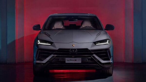 The new Lamborghini Urus S : ಹೊಸ ಲಂಬೋರ್ಗಿನಿ ಉರಸ್ ಎಸ್ ನಿರ್ದಿಷ್ಟ ವಿನ್ಯಾಸದ ಅಪ್‌ಗ್ರೇಡ್‌ಗಳೊಂದಿಗೆ ಬರುತ್ತದೆ ಅದು ಅದರ ಸ್ಪೋರ್ಟಿ ನೋಟವನ್ನು ಕೂಡ ಸೇರಿಸುತ್ತದೆ. ಸೂಪರ್ SUV ಹೊಸ ಮುಂಭಾಗದ ಬಂಪರ್ ವಿನ್ಯಾಸವನ್ನು ಹೆಚ್ಚು ಸಂಸ್ಕರಿಸಿದ ರೇಖೆಗಳೊಂದಿಗೆ ಮತ್ತು ಹೊಸ ಮ್ಯಾಟ್ ಕಪ್ಪು-ಬಣ್ಣದ ಸ್ಟೇನ್‌ಲೆಸ್ ಸ್ಟೀಲ್ ಸ್ಕಿಡ್‌ಪ್ಲೇಟ್ ಅನ್ನು ಪ್ರಮಾಣಿತವಾಗಿ ಪಡೆಯುತ್ತದೆ, ಇದು ಮತ್ತೆ ಮುಂಭಾಗದ ಗ್ರಿಲ್‌ನ ಕಪ್ಪು ಗೆರೆಗಳಿಂದ ಪೂರಕವಾಗಿದೆ.