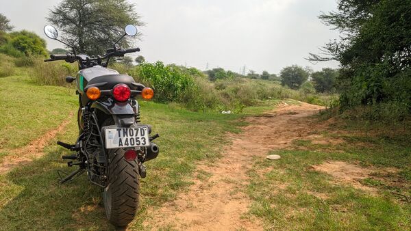 At the rear, there is a fat tyre that gives a big bike feel to the Hunter 350. At the rear, there is a fat tyre that gives a big bike feel to the Hunter 350.