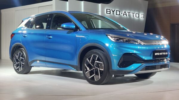 BYD Atto3 EV డ్రాగన్ ఫేస్ డిజైన్‌తో ఏరోడైనమిక్ ప్రొఫైల్‌తో వస్తుంది. దీని ఫ్రంట్ ఫేస్ క్రిస్టల్ LED కాంబినేషన్ హెడ్‌లైట్‌లతో వస్తుంది.