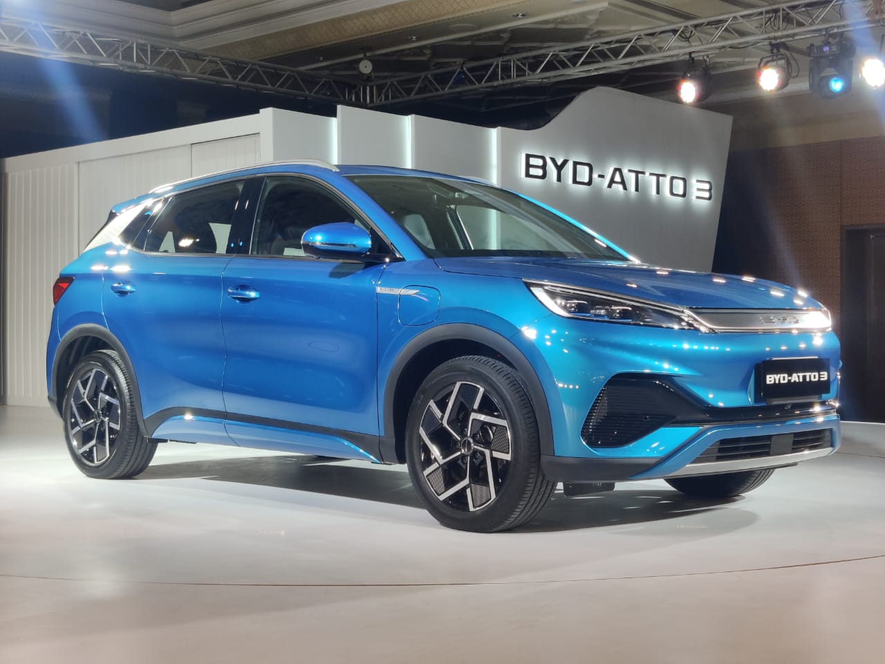 BYD Atto3 EV డ్రాగన్ ఫేస్ డిజైన్‌తో ఏరోడైనమిక్ ప్రొఫైల్‌తో వస్తుంది. దీని ఫ్రంట్ ఫేస్ క్రిస్టల్ LED కాంబినేషన్ హెడ్‌లైట్‌లతో వస్తుంది.