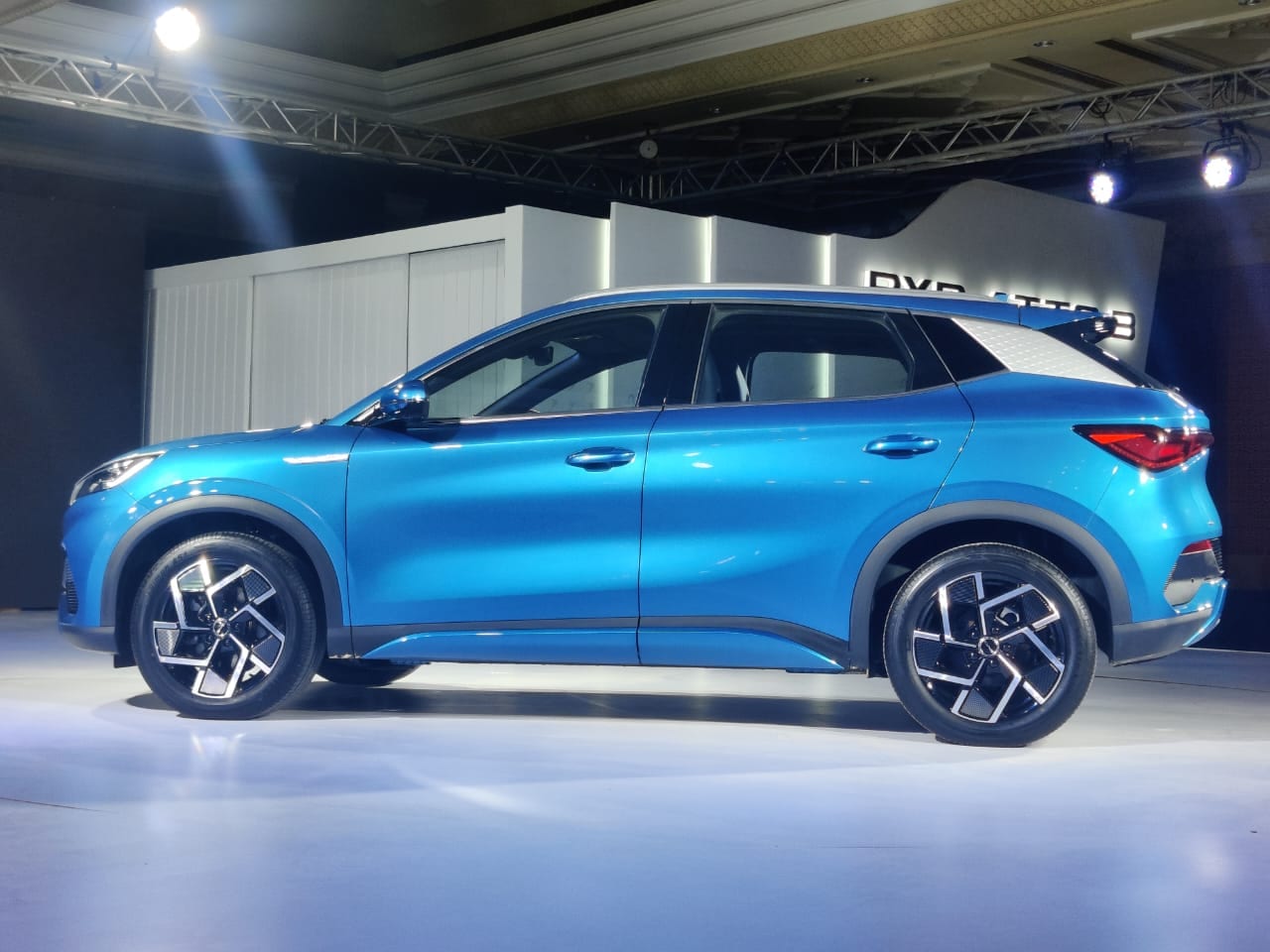 BYD Atto3 18-అంగుళాల అల్లాయ్ వీల్స్‌పై కూర్చుంది.