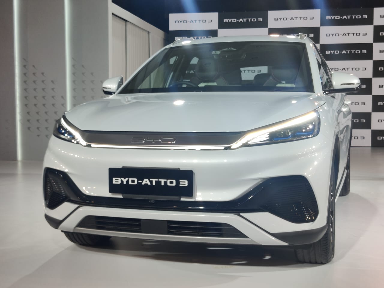 BYD ఇండియా తమ మొట్టమొదటి ఎలక్ట్రిక్ SUV 'అట్టో3' కారుని ఆవిష్కరించింది. రూ. 50,000 టోకెన్ ధర చెల్లించి ప్రీబుకింగ్ చేసుకోవచ్చు. మొదటి 500 యూనిట్ల డెలివరీలు జనవరి 2023 నుండి ప్రారంభమవుతాయి.