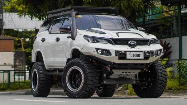 The custom Toyota Fortuner has huge suspension and wheels, resulting in a significantly increased suspension.  (Image: Facebook / Autobot Offroad PH)