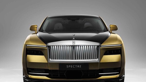 Rolls-Royce స్పెక్టర్ EV స్ప్లిట్ హెడ్‌లైట్ యూనిట్‌లతో, చుట్టుముట్టిన స్లిమ్ ఫ్రంట్ గ్రిల్‌తో ఫ్రంట్ డిజైన్ కలిగి ఉంది.