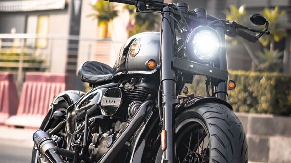 The revised Classic 350 gets aftermarket LED headlights, new turn signals, custom LED taillights and a bar-shaped rearview mirror.