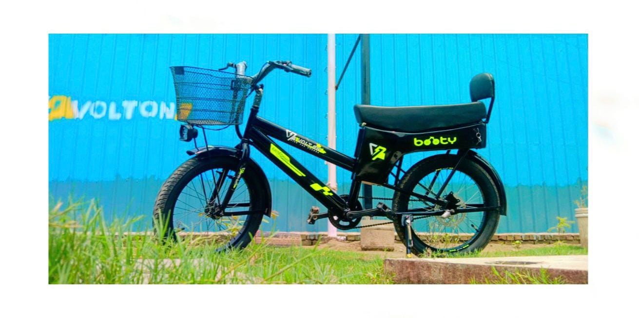 The e-bike has a maximum speed of 25 kmph, and they take up to 3.5 hours to fully charge. The e-bike has a maximum speed of 25 kmph, and they take up to 3.5 hours to fully charge.